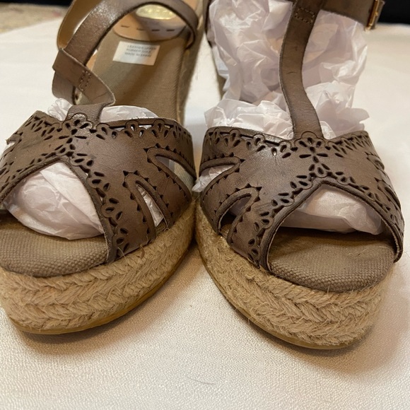 Kanna T-Strap Espadrille Sandals - Picture 2 of 8